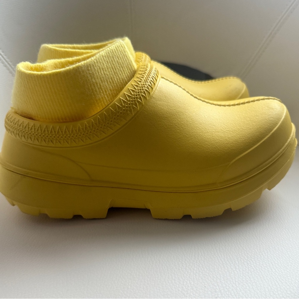 Gently used UGG rubber Tasman clog. Worn a handful of times in the hospital.